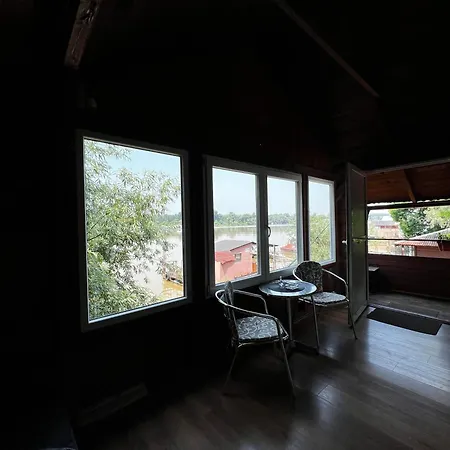 Kuca I Splav Na Reci Savi