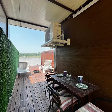 Kuca I Splav Na Reci Savi